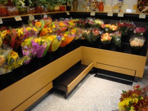 Low-profile flower case with pullout shelf from Borgen